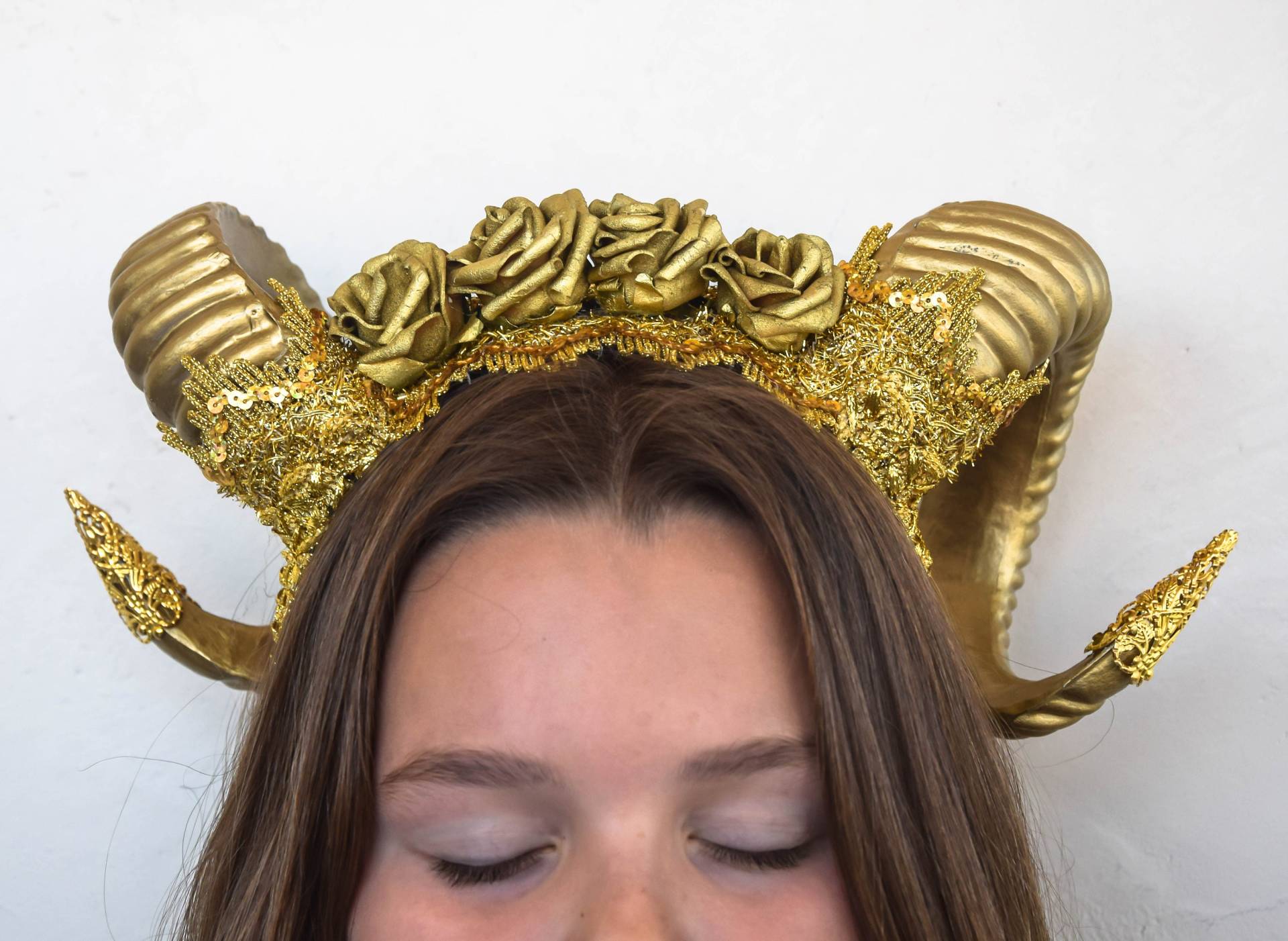 Adult Gold Hörner Märchen Kopfschmuck Halloween Kostüm Krone Golden Widder Festival Stirnband von CraftExplosionCZ