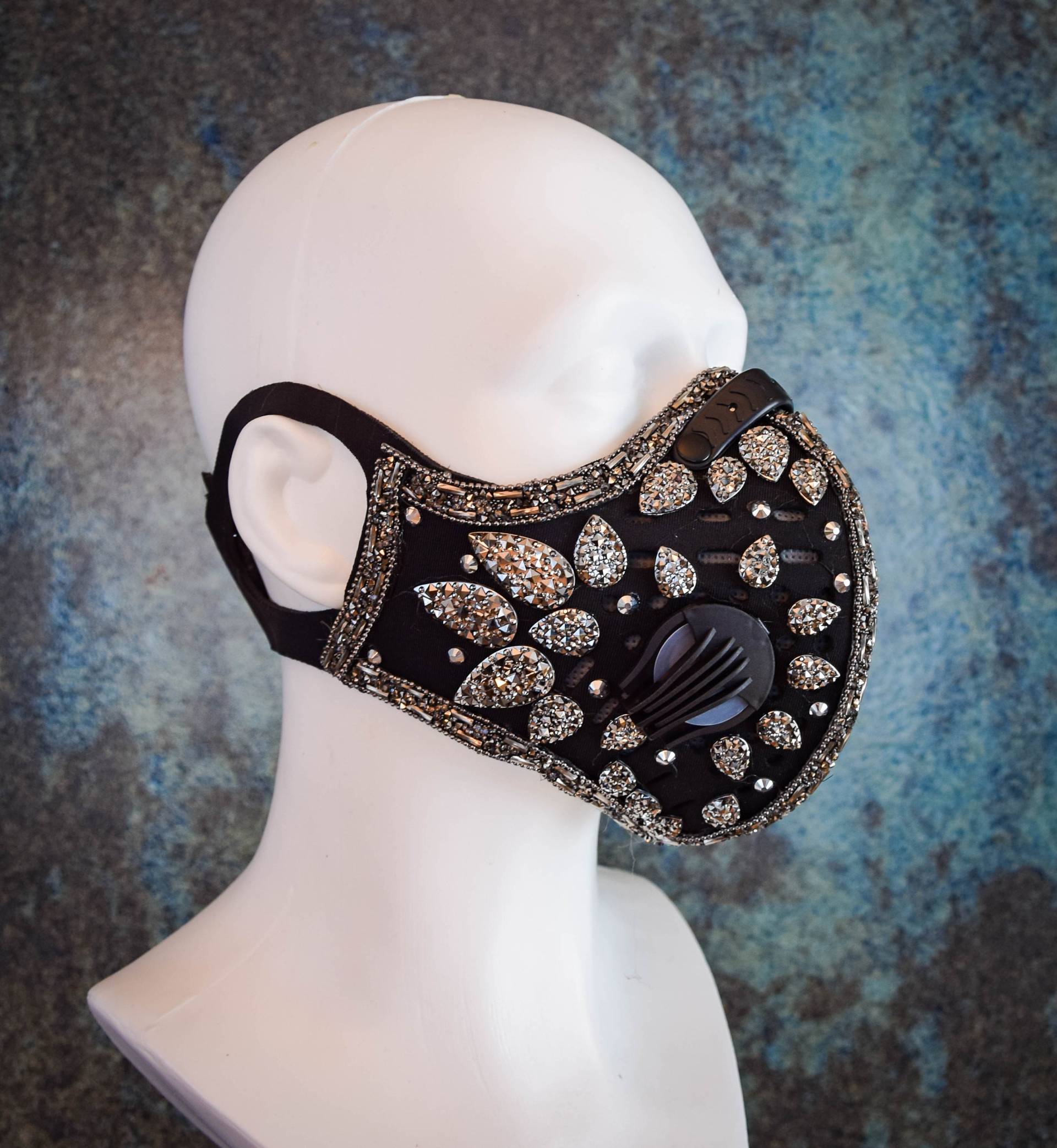 Strass Verzierte Staubschutzmaske Mit Filter, Schwarze Gunmetal-Halloween-Maske von CraftExplosionCZ