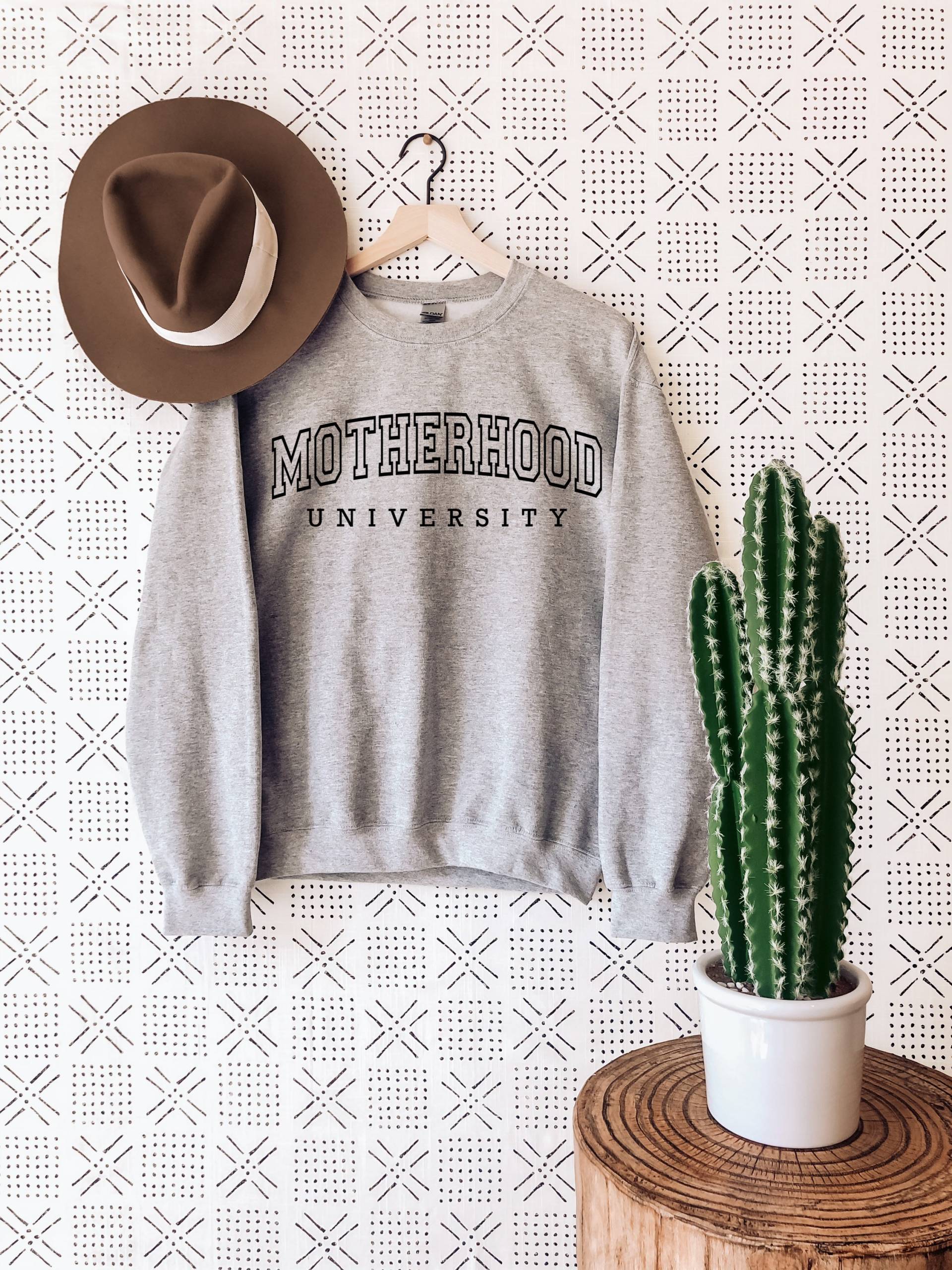 Mama Uni Sweatshirt - Mom University Varsity Mutterschaft von CraftNCreateByDianaa