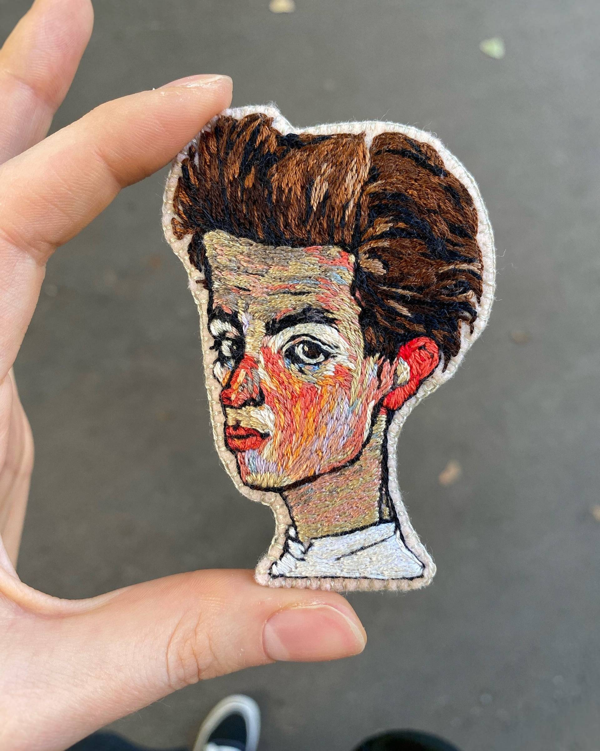 Gestickte Brosche, Kunststickerei, Künstlerporträt, Handgefertigte Accessoires, Einzigartiger Schmuck, Geschenk Für Sie von CraftPieToys