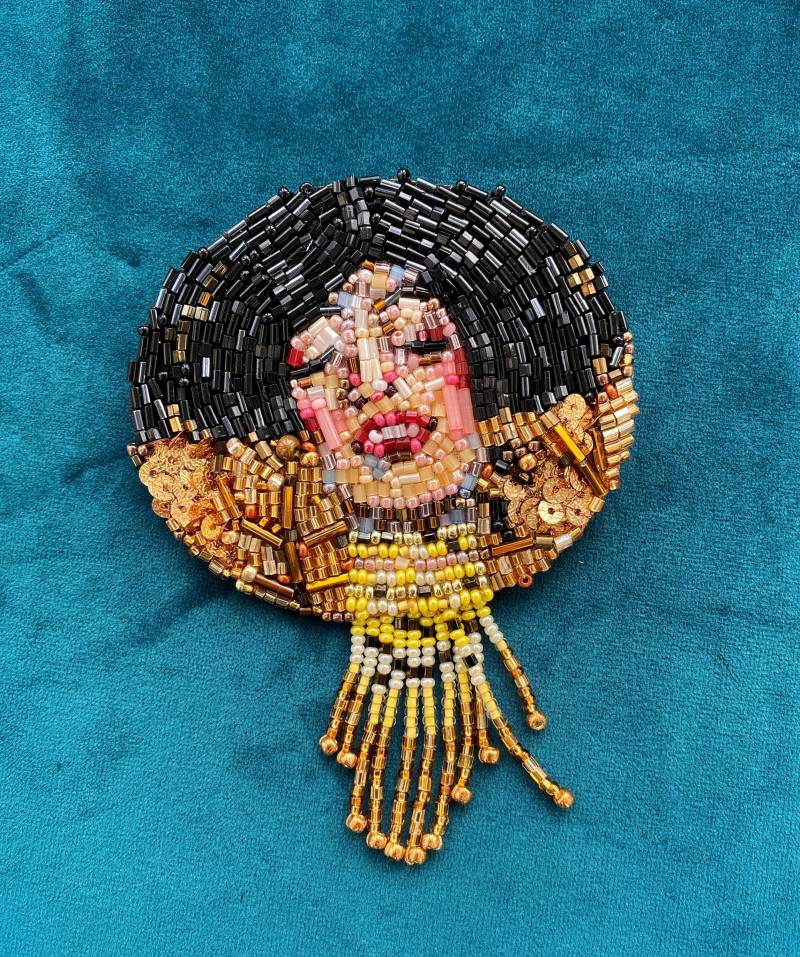 Perlenbrosche Kunstmalerei/Handgefertigter Schmuck Stickereiportrait Einzigartiges Geschenk Für Einen Freund Süße Accessoires Perlenbrosche Kunstmalerei/Handgefertigter Schmuck Stickereiportrait Einzigartiges Geschenk Für Einen Freund Süße Accessoires von CraftPieToys
