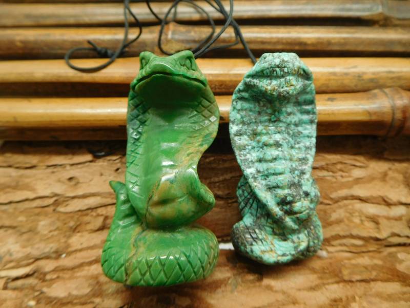 Afrika Jade Geschnitzter Schlangenanhänger. Handgeschnitzter Naturstein Edelstein. Braune Schlangen Anhänger Perlen. Karve Edelstein Anhänger von CraftStoreGoods