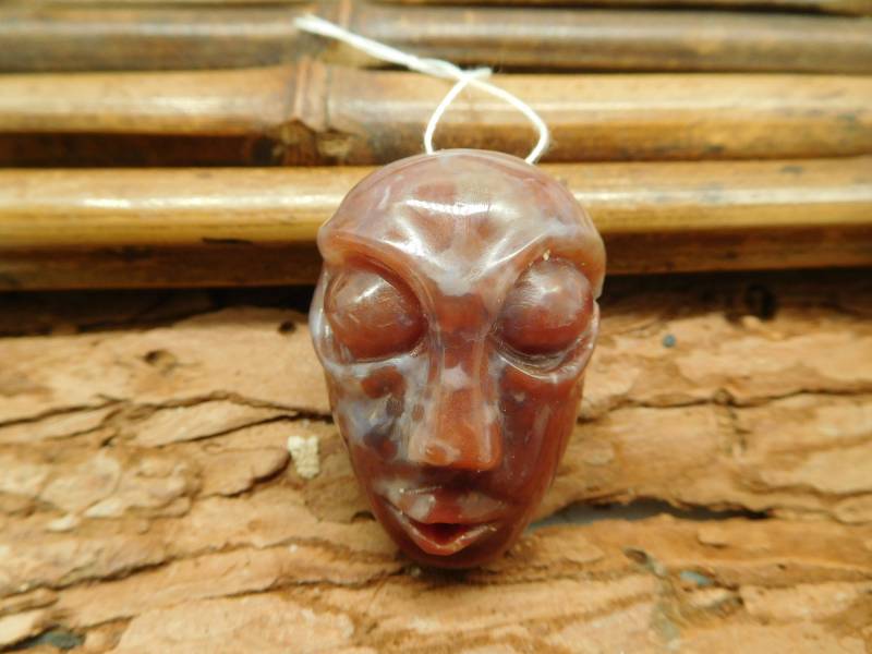 Alien Carving Perle. Ausgefallene Achat Edelstein Anhänger. Geschnitzte Rote Einzigartige Gesicht. Einzigartige Unisex Anhänger Perlen | B1916 von CraftStoreGoods
