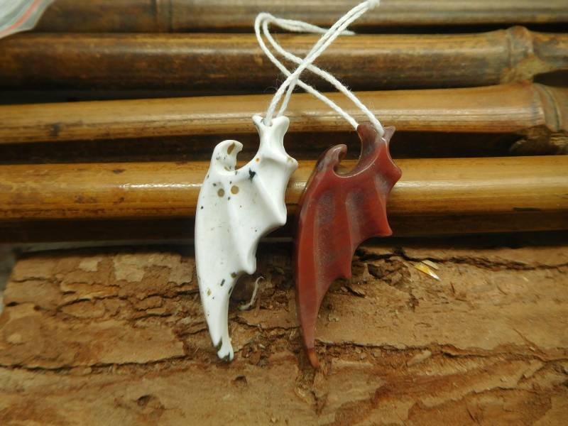 Ausgefallener Achat Drache. Schnitzerei Drachenflügel. Tier Armband. Fliegender Spiel Der Throne. Boho Edelstein Anhänger. Charm Geschenk | B1334 von CraftStoreGoods