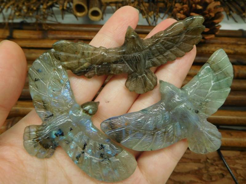 Adler Anhänger Schnitzen. Vogel Anhänger. Handgearbeiteter Adler. Labradorit Schnitzen Edelstein Schmuck. Kolibri. Blumenschmuck | B5127 von CraftStoreGoods