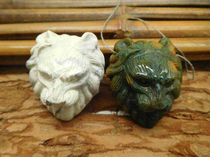 Carve Anhänger Carving Lion Edelstein Anhänger. Grüner Löwe Schnitzerei. Erntedankfest Geschenk. Perlen | B5279 von CraftStoreGoods