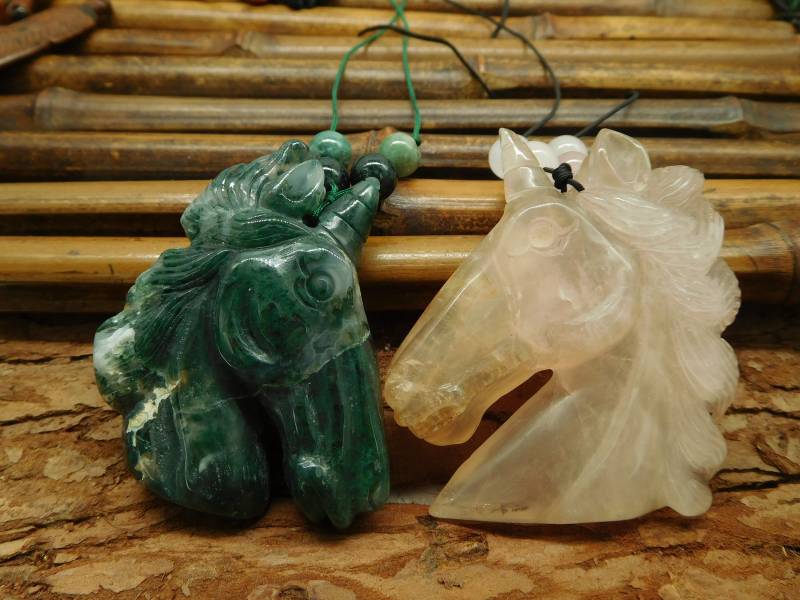 Carve Einhorn Anhänger. Pferdeanhänger. Pferd. Pferdeschmuck. Natürliche Edelsteinschnitzerei. Tierhandwerk. Tierliebhaber. Geburtstagsgeschenk von CraftStoreGoods