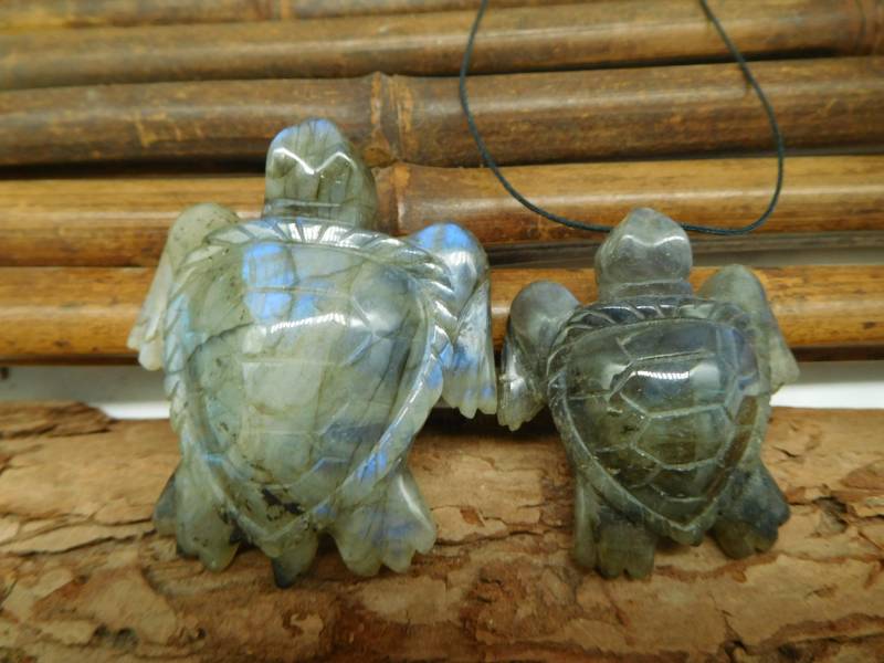 Carve Labradorit Meeresschildkröte Anhänger. Auffälliger Meerestier Schmuck. Edelstein Anhänger Schnitzen. Grüner Perle | B5275 von CraftStoreGoods