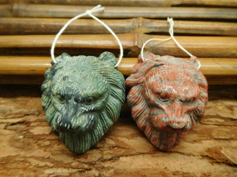 Carving Ocean Kambaba Edelstein Schmuck Anhänger. Lion Perlen Zubehör Machen. Natürliche Edelstein-Anhänger. Anhänger Totemgeschenk | B4448 von CraftStoreGoods