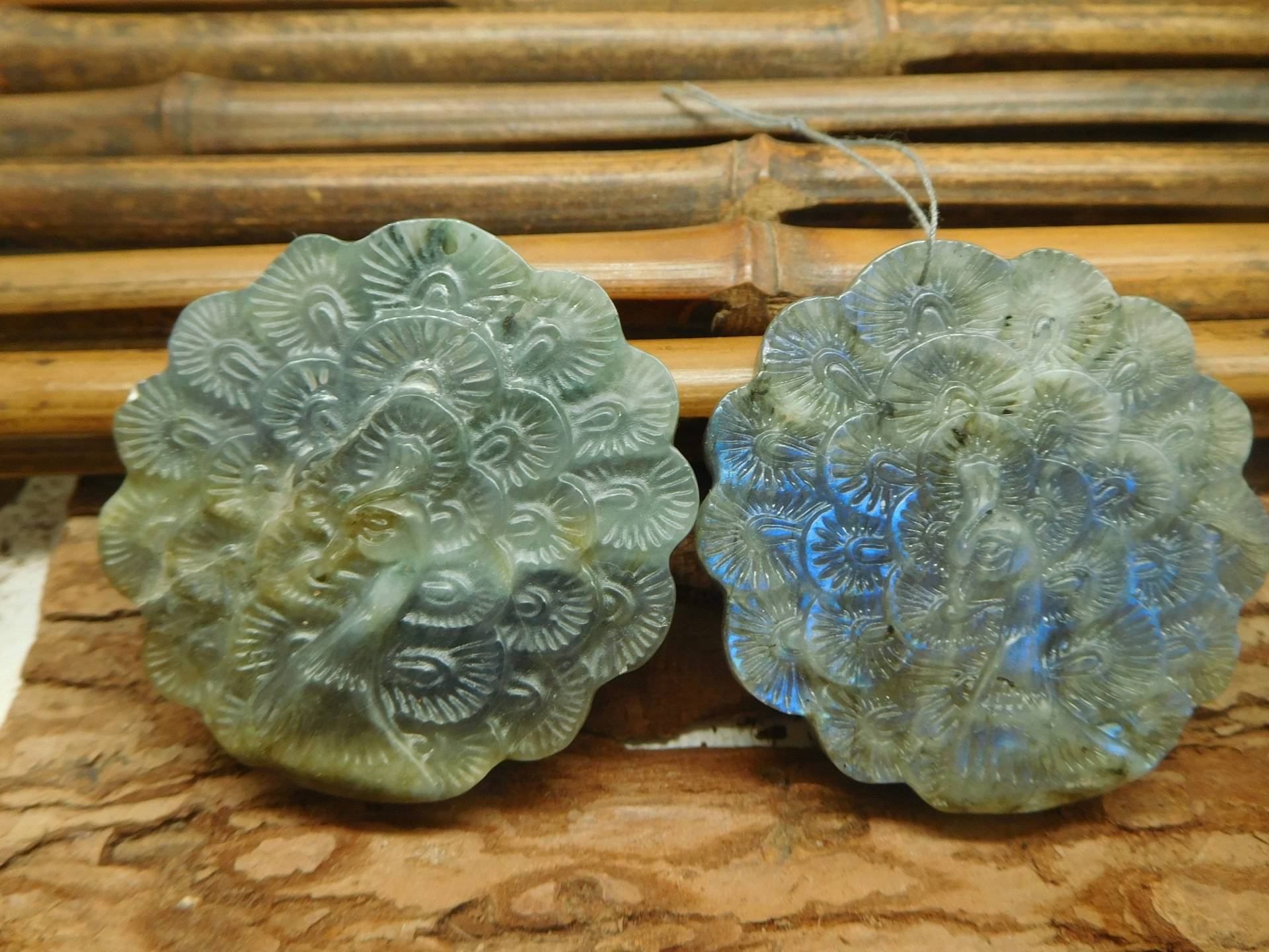 Cyber-Montag. Schnitzen Labradoirte Pfau. Tier Anhänger. Edelsteinschmuck. Labradorit Schnitzen. Stein Handgemachtes Geschenk | B5283 von CraftStoreGoods