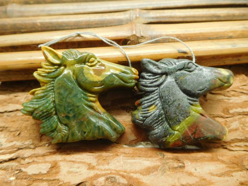 Drache Blutstein Pferd Perle. Schnitzstein Anhänger. Grüner Pferde Edelstein. Schnitzpferd. Kristallpferd. Schnitzkristall Anhänger | B4952 von CraftStoreGoods