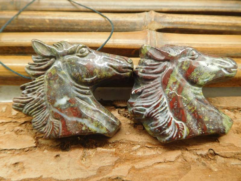 Drachenblutstein Geschnitzte Pferdeperlen. Schnitzereien Stein Anhänger. Grünes Pferd Edelstein. Schnitzperlen Unisex Geschenk Für Papa von CraftStoreGoods