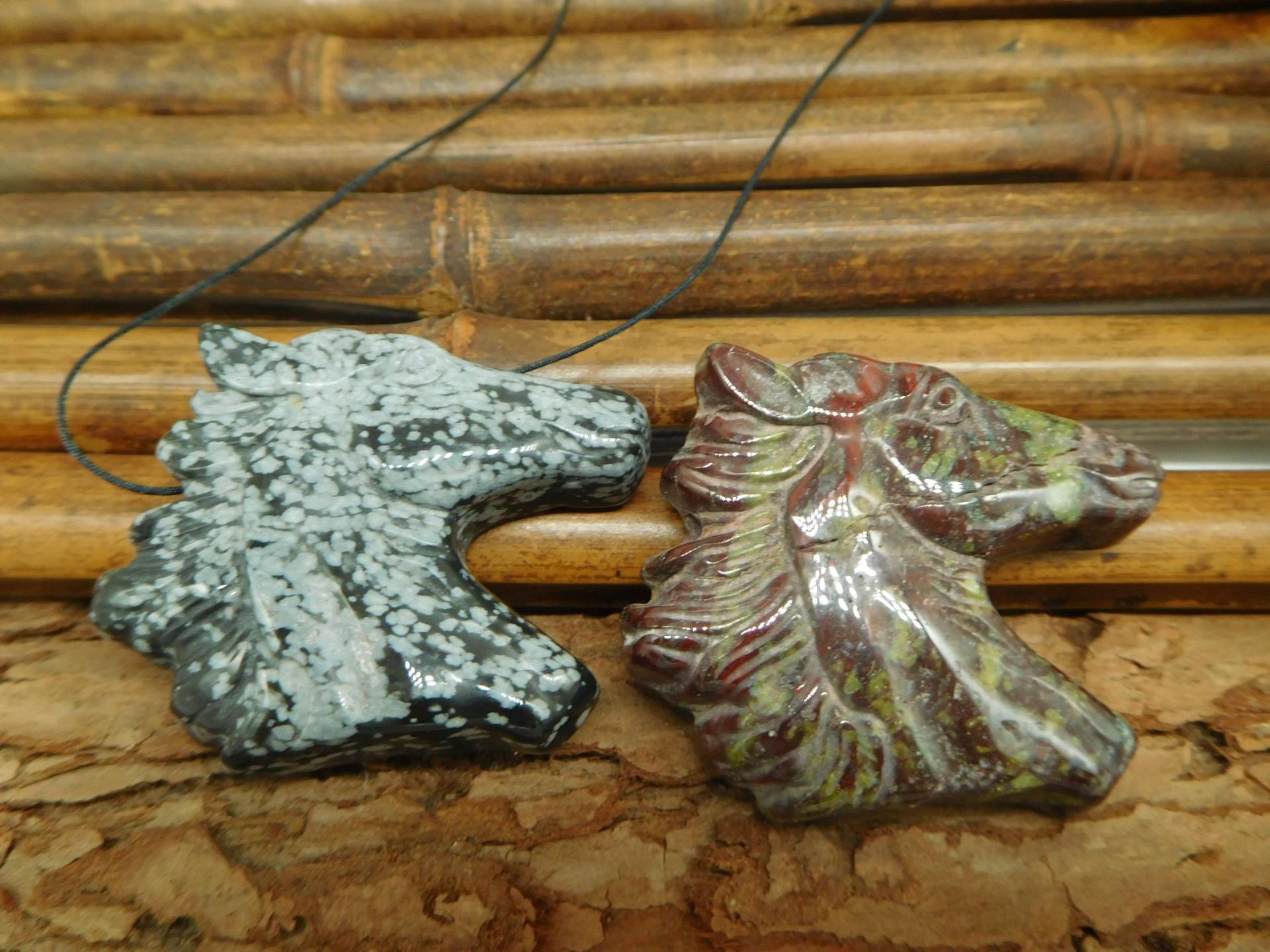 Drachenblutstein Pferd. Schnitzerei Pferd Anhänger. Edelstein Geschenk. Schmuck. Schnitzen Stein Handwerk(B5305 von CraftStoreGoods