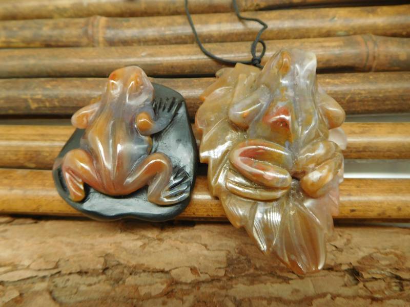 Edelstein Frosch. Schnitzerei Frosch Anhänger. Natürliche Edelstein-Schnitzerei. Froschliebhaber. Schnitzen Tier Handwerk. Handgemachtes Geschenk von CraftStoreGoods