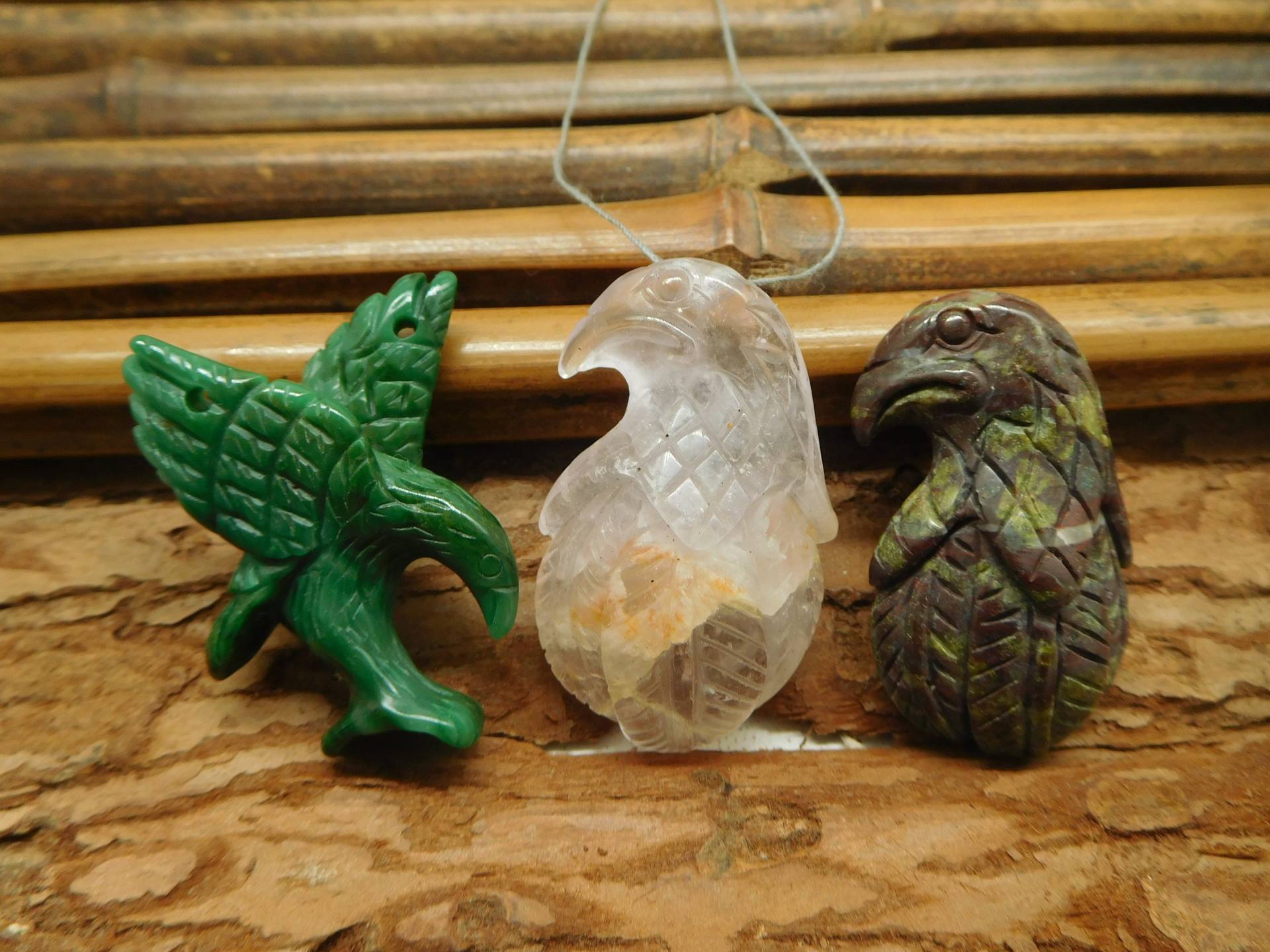 Edelstein Geschnitzter Rabe Anhänger. Handgemachte Fliegende Tierperle. Geschnitzter Adler Natürliche Schnitzperlen Für Sie | B4560 von CraftStoreGoods