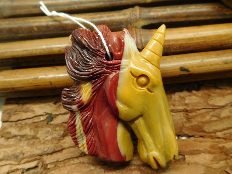 Einhorn Schnitzerei Edelstein Schmuck. Mookaite Jasper Tier Anhänger. Anhänger Perle. Natürliche Perle Für Sie. Edelsteinperlen | C0905 von CraftStoreGoods