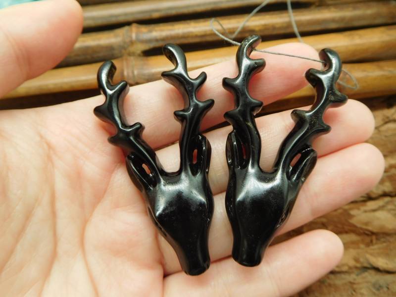 Elch Anhänger. Karve Obsidian Hirsch Kristall Schnitzel Schmuck. Weihnachtstag. Schnitztier. Liebhaber. Steinschnitzel von CraftStoreGoods