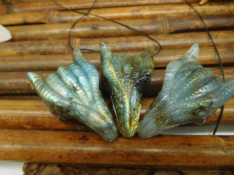 Erntedank Geschenk. Labradorit Schnitzen Drachenkopf Anhänger. Drachen Natürlicher Edelstein Anhänger | C833 von CraftStoreGoods