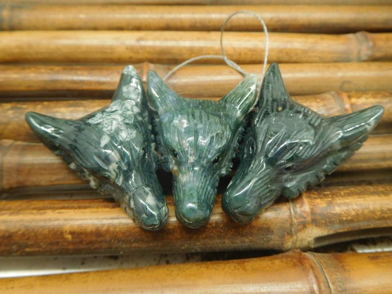 Erntedankfest. Handgeschnitzter Moosachat Wolf. Geschnitzter Edelstein. Geschnitztes Geschenk. Wolf Kunst. Stein Anhänger. Wolfsgeist | B4713 von CraftStoreGoods