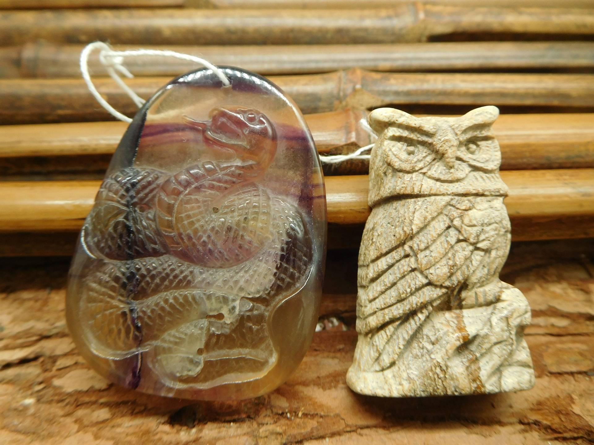 Fluorit Schnitzerei Schlange Anhänger. Karve Edelstein Tier. Schnitzer Kristall Weihnachtsgeschenk. Karabiner Eule Steintier | B1356 von CraftStoreGoods