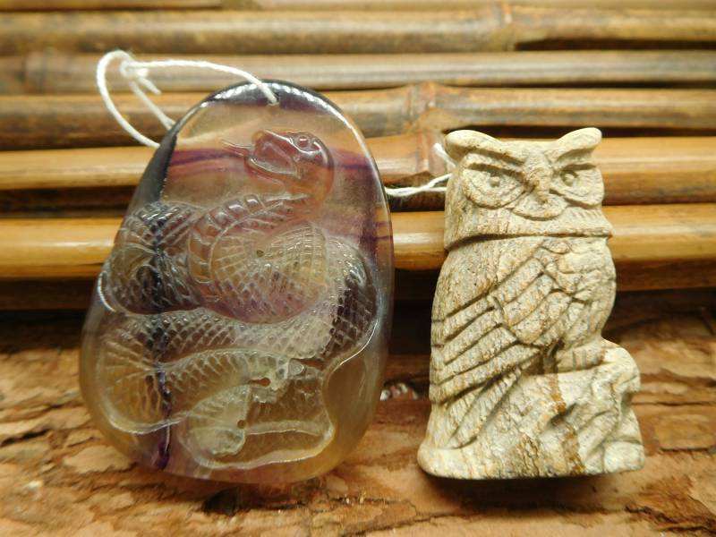 Fluorit Schnitzerei Schlange Anhänger. Karve Edelstein Tier. Schnitzer Kristall Weihnachtsgeschenk. Karabiner Eule Steintier | B1356 von CraftStoreGoods