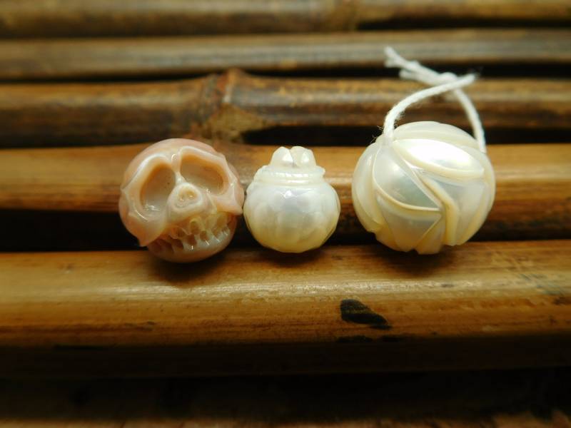 Gebohrte Perlenhälfte. Schnitzperle Perle. Perlenperle. Totenkopf Karve Kristall Schnitzerei. Damen Schmuck. Perlenschmuck von CraftStoreGoods