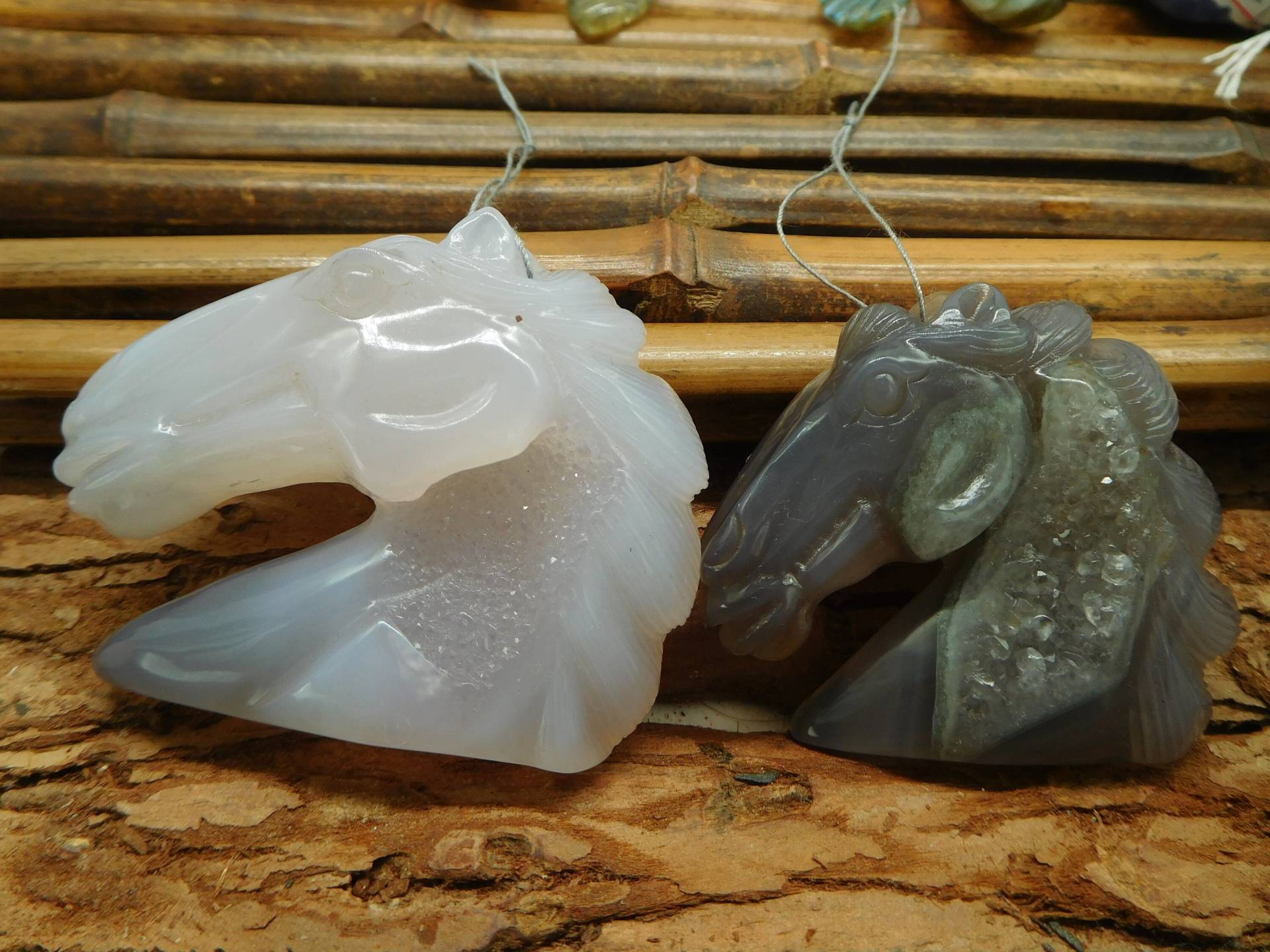 Geode Achat Pferd. Geschnitzte Pferdekopfperle. Pferdeanhänger. Edelsteinperle. Kristall Pferd Schnitzerei. Pferdeschmuck. Pferdeliebhaber. Geschenk Geode Achat Pferd. Geschnitzte Pferdekopfperle. Pferdeanhänger. Edelsteinperle. Kristall Pferd Schnitzerei. Pferdeschmuck. Pferdeliebhaber. Geschenk von CraftStoreGoods