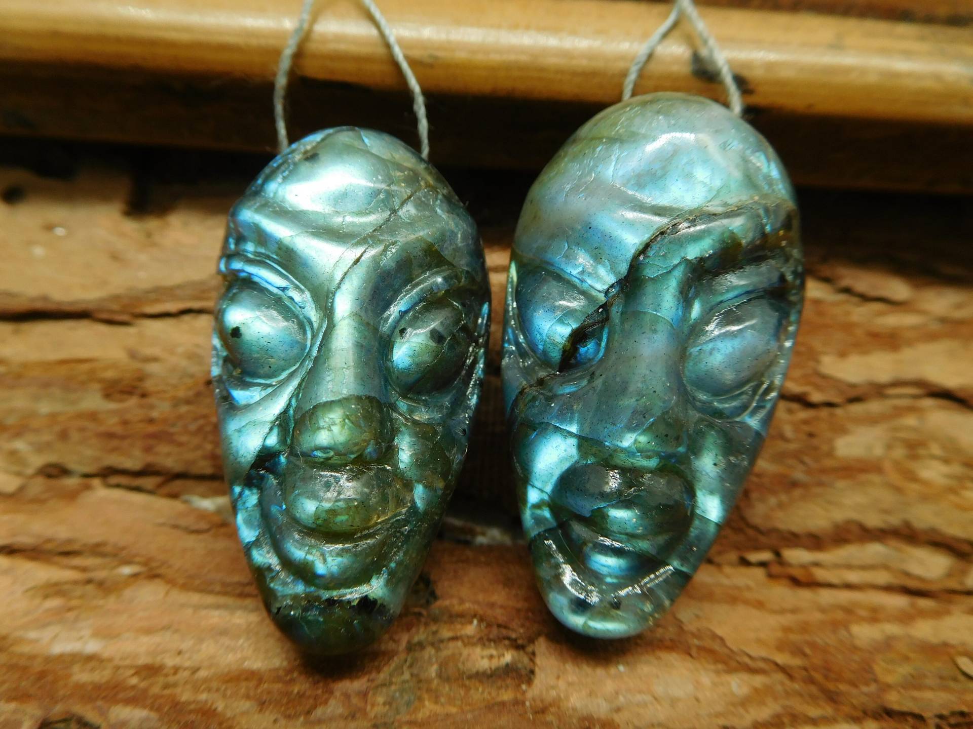 Geschnitzte Alien-Anhänger. Labradorit Alien Anhänger. Edelstein-Schnitzerei. Schädel Perle. Carving Alien. Blaue Labradoritperle | B4696 Geschnitzte Alien-Anhänger. Labradorit Alien Anhänger. Edelstein-Schnitzerei. Schädel Perle. Carving Alien. Blaue Labradoritperle | B4696 von CraftStoreGoods