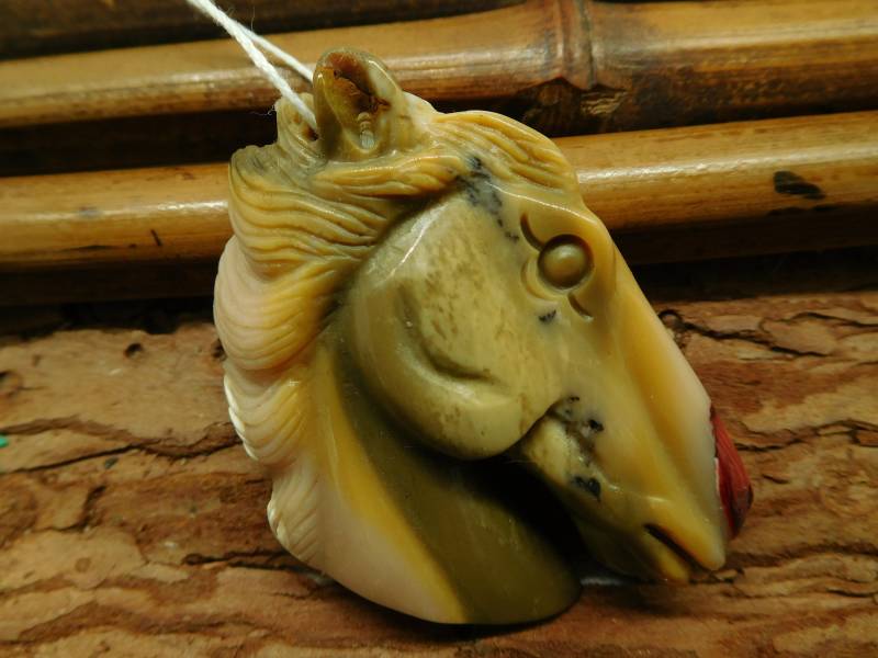 Geschnitzte Pferd Kopf. Mookaite Jasper Geschnitzt Anhänger. Natürliche Edelstein Pferd. Perle. Tier Schnitzen. Personalisiertes Geschenk | C1092 von CraftStoreGoods