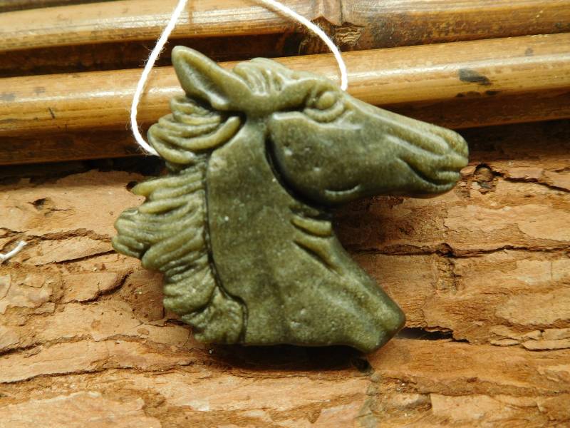 Geschnitzte Schlauch Kopf Anhänger. Natürliche Edelstein-Schnitzerei. Edelstein Schmuck. Pferdekopf Perle Für Schmuckherstellung | B2327 von CraftStoreGoods