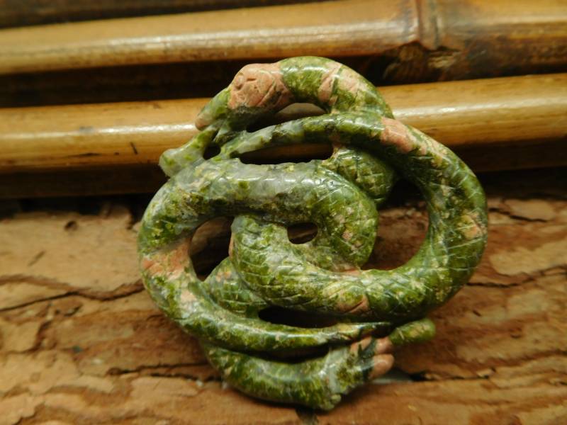 Geschnitzte Unakite Jasper Schlange Anhänger Perle | C1066 von CraftStoreGoods