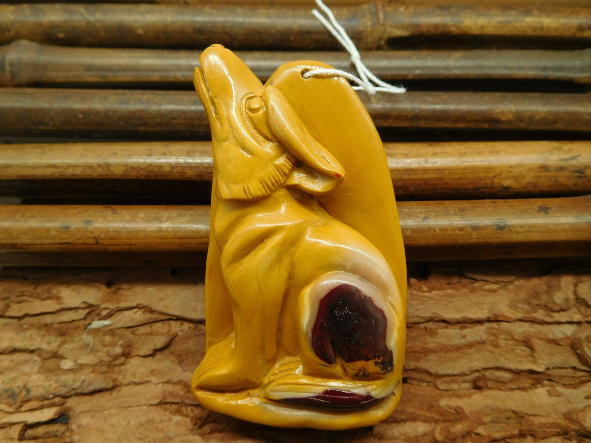 Geschnitzte Wolf Anhänger. Mookaite Jasper Perle. Handwerk. Sitzender Wolf. Geist. Heulender Edelstein-Caving. Geschenk | C0438 Geschnitzte Wolf Anhänger. Mookaite Jasper Perle. Handwerk. Sitzender Wolf. Geist. Heulender Edelstein-Caving. Geschenk | C0438 von CraftStoreGoods