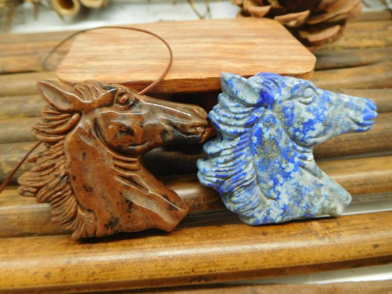 Erntedank Geschenk. Schnitzen Pferde Schmuck. Geschnitzter Howlith Pferd Anhänger Handgefertigter Schmuck Geschenk | 40x38x7mm von CraftStoreGoods