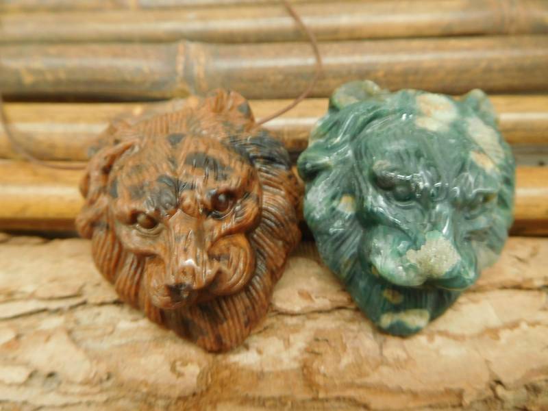 Geschnitzter Löwenkopf. Löwe Anhänger. Edelstein-Schnitzerei. Ozean Jaspis Perle. Tier Handwerk. Heulender Löwe. Handarbeit | B4813 von CraftStoreGoods