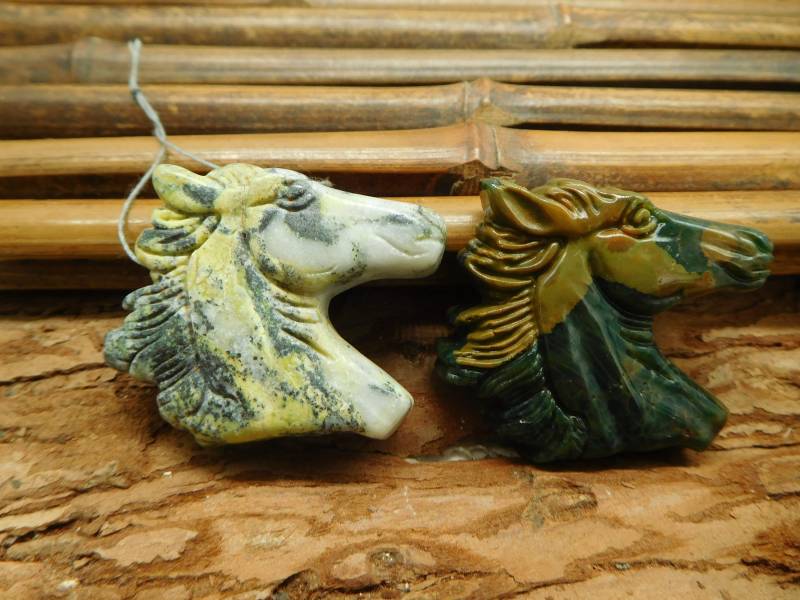 Geschnitzter Pferdeanhänger. Serpentin Pferdekopf. Handschnitzer Pferd Anhänger. Kristall Pferd. Karve Halskette. Handgefertigter Schmuck | B4891 von CraftStoreGoods