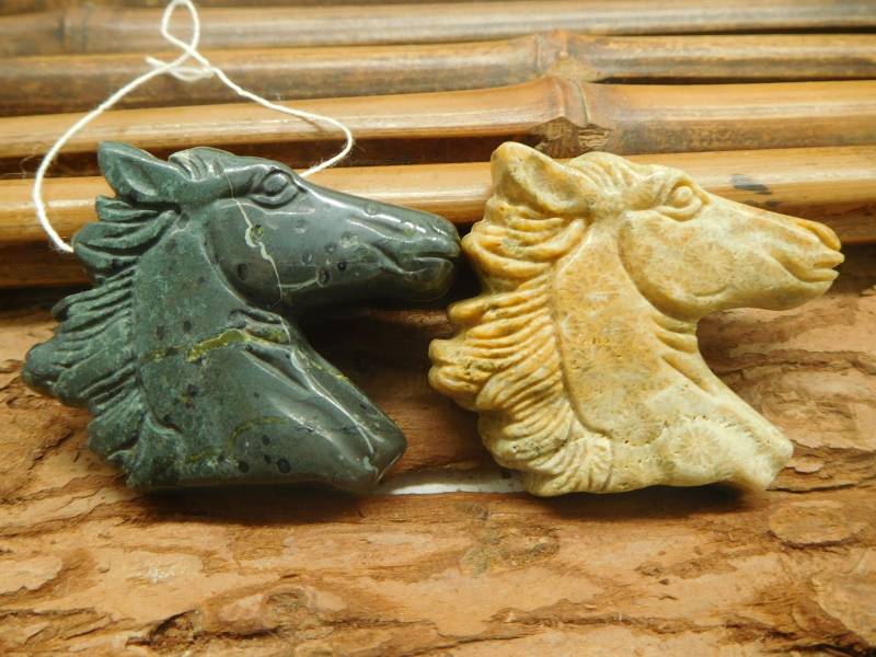 Geschnitzter Pferdekopf Camouflage Jaspis. Tierhandwerk. Tier Anhänger. Handgemachter Schmuck. Pferd Drachenblutsteinpferd | B4217 von CraftStoreGoods