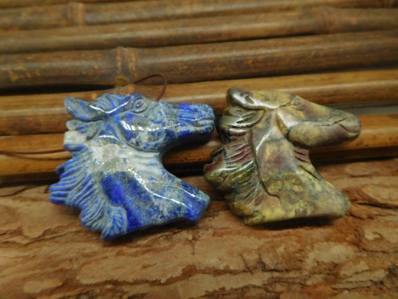 Geschnitzter Pferdekopf. Serpentin Pferd, Natürliches Edelstein Pferd. Grünes Mohnblumen Jaspis Pferd Halskette. Geschenk | B2048 von CraftStoreGoods