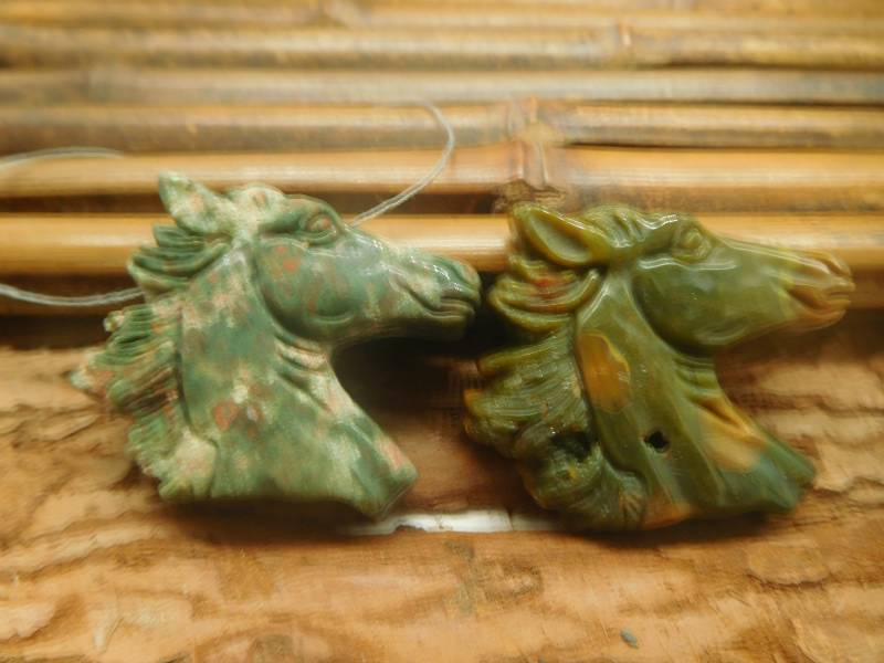 Geschnitzter Pferdeschmuck. Pferd Anhänger. Chohua Jasper Pferd. Carve Kristall Schnitzen. Kristallpferd. Grosshandel | B4951 von CraftStoreGoods