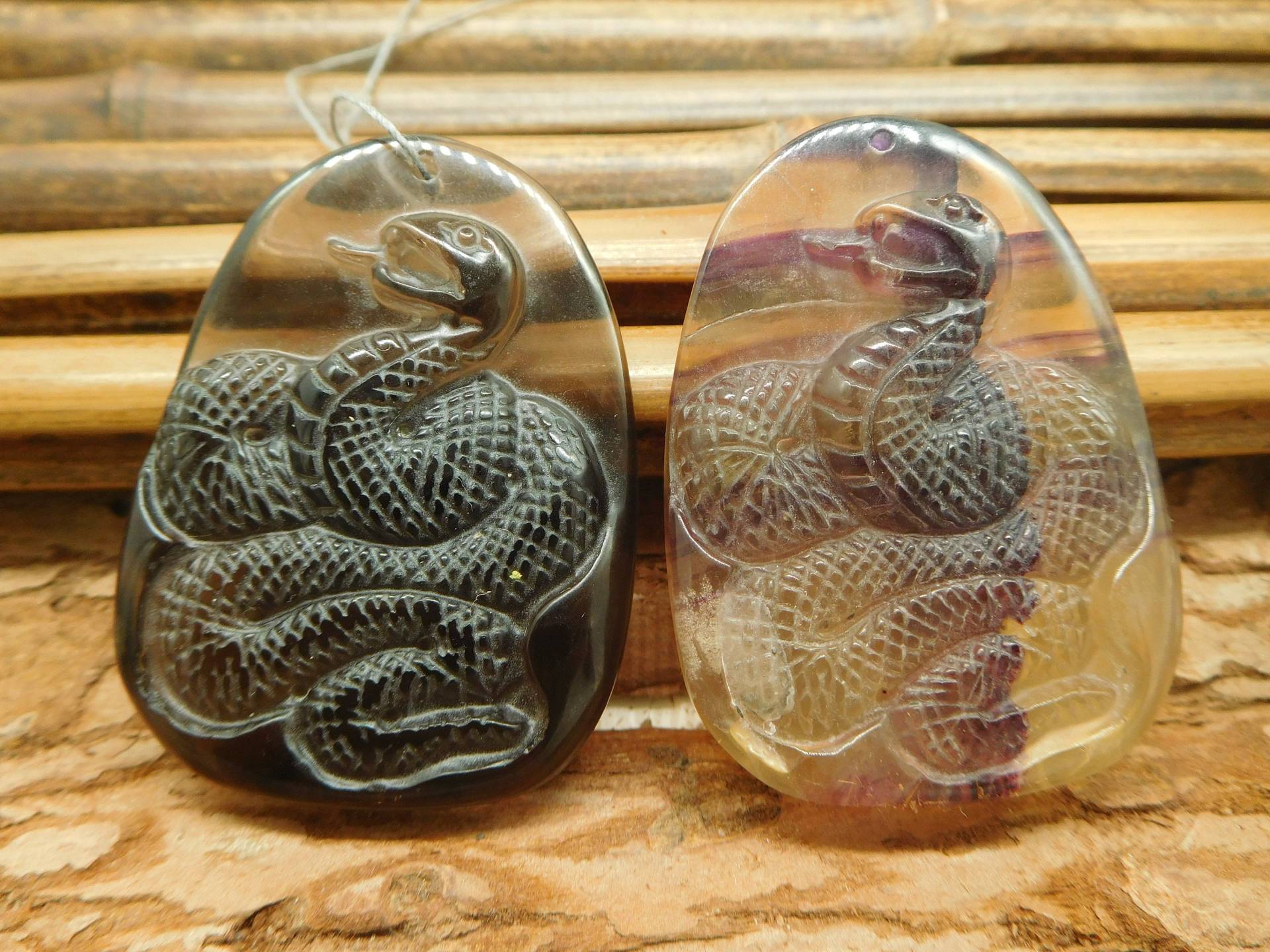 Geschnitzter Schlangen-Anhänger. Rauchiger Edelstein. Carve Edelstein Anhänger. Fluorit Schlangenperle. Stein Tier. Handgemachtes Geschenk | B5249 von CraftStoreGoods