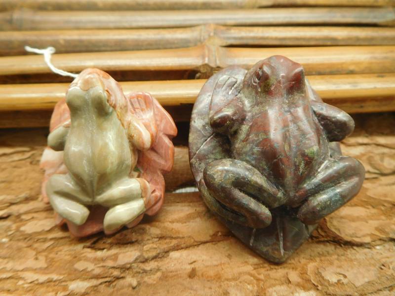 Geschnitzter Succor Creek Bild Jaspis Frosch. Fossiler Jaspis. Edelstein Carving Frosch Anhänger. Liebhaber Bead. Naturstein Schnitzerei | C0964 von CraftStoreGoods