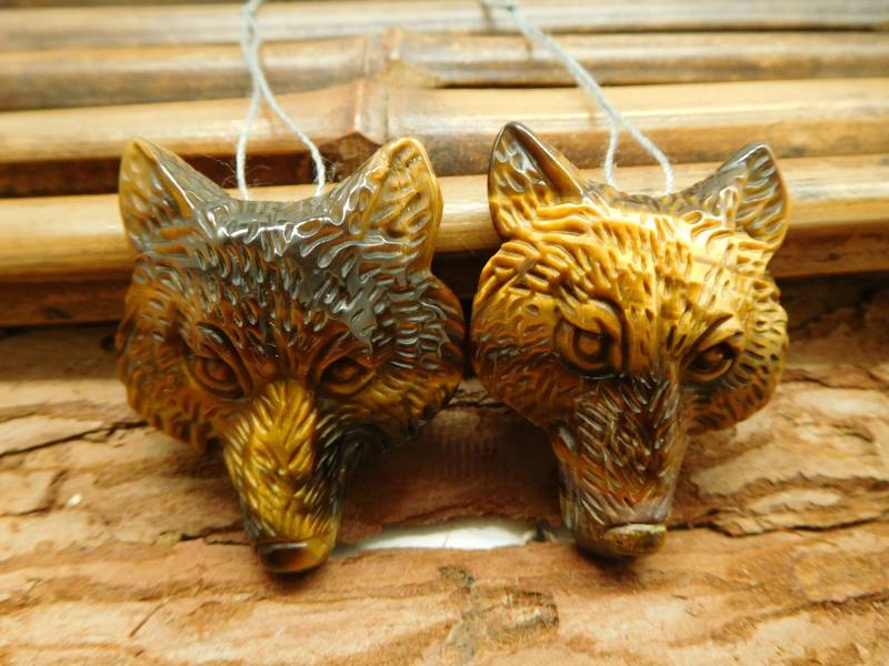 Geschnitzter Tigerauge Tigerauge. Wolfskopf. Geschnitzte Tierperle. Handgeschnitzter Wolfsschmuck. Wilder Tiger. Black Friday Sale. Thanksgiving von CraftStoreGoods