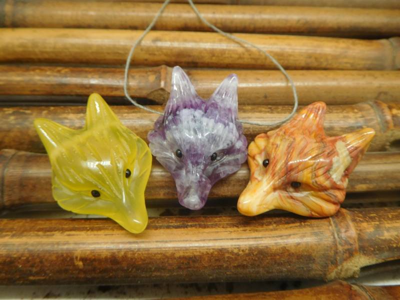 Geschnitzter Wolf Anhänger. Wolfskopf. Tierperle. Schnitzerei Fuchs. Edelstein Schnitzerei. Tierliebhaber. Gelbe Perle. Für Frauen. Geschenk | B2924 von CraftStoreGoods