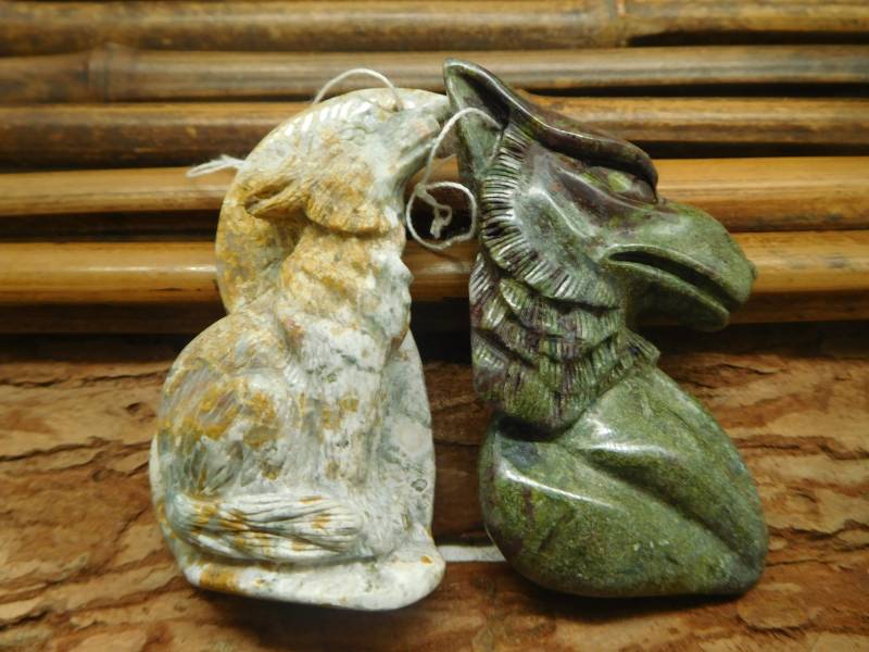 Geschnitzter Wolf. Wolf Anhänger. Wolfsgeist. Ozean Jaspis Schnitzerei Handwerk. Halskette. Weißer Edelstein Personalisiertes Geschenk | C0594 von CraftStoreGoods