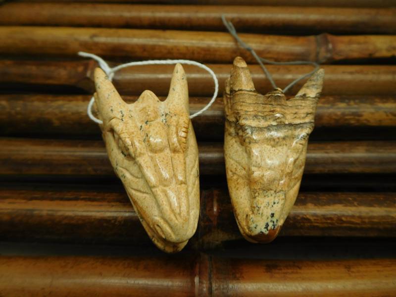 Geschnitztes Bild Jaspis Drachenkopf. Brauner Schnitzkristall Anhänger. Schnitzkristall. Drachen Anhänger 43 X 23 20 Mm | C0871 von CraftStoreGoods