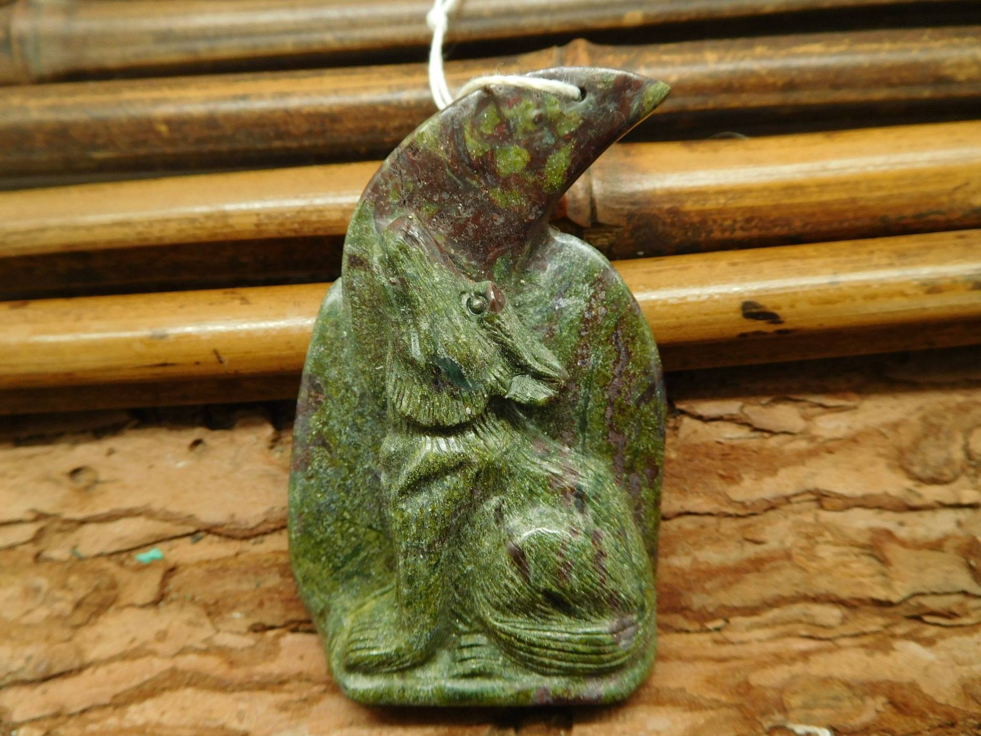 Grüner Wolf Schnitzen Perle. Drachen Blutstein Edelstein Anhänger. Handgemachte Tier Schmuck. Grün Sitzen Wolf. Anhänger Schmuck Perlen | C1097 von CraftStoreGoods