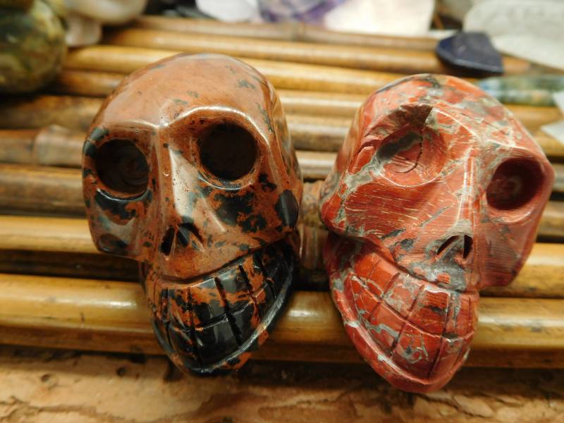 Hand Geschnitzter Mahagoni Obsidian Schädel Roter Jaspis Edelstein Figur von CraftStoreGoods