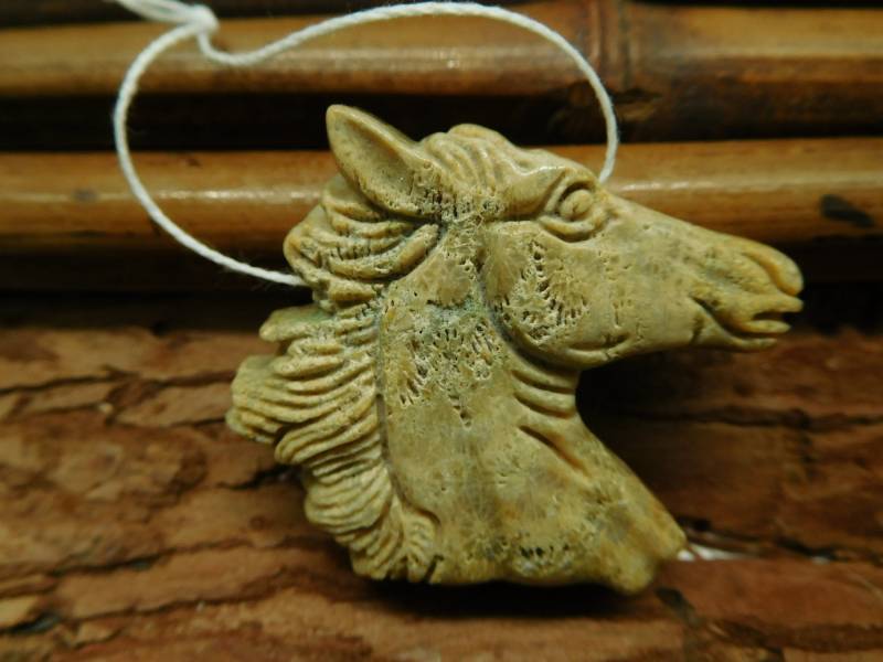 Handgemachte Pferd. Carving Pferd Anhänger. Koralle Fossil Perle. Natürliche Edelstein Lehrer Geschenk. Tier Schnitzen. Anhänger | B3982 von CraftStoreGoods
