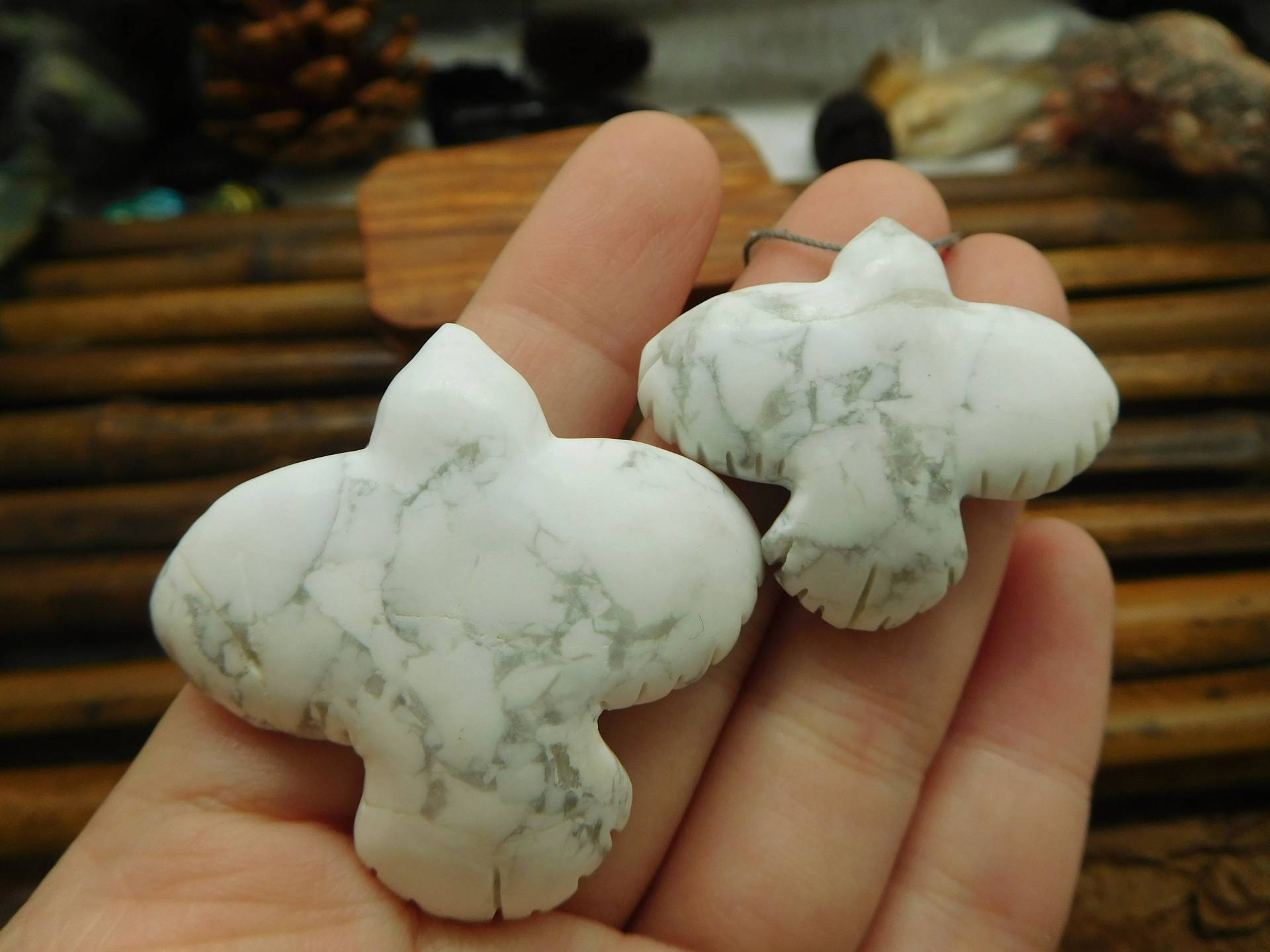 Howlite Rabenkopf Schnitz Perle. Edelsteinperle. Edelstein Howlith Adler Anhänger. Geschnitzter Vogel. Steinschnitzerei | B5296 von CraftStoreGoods