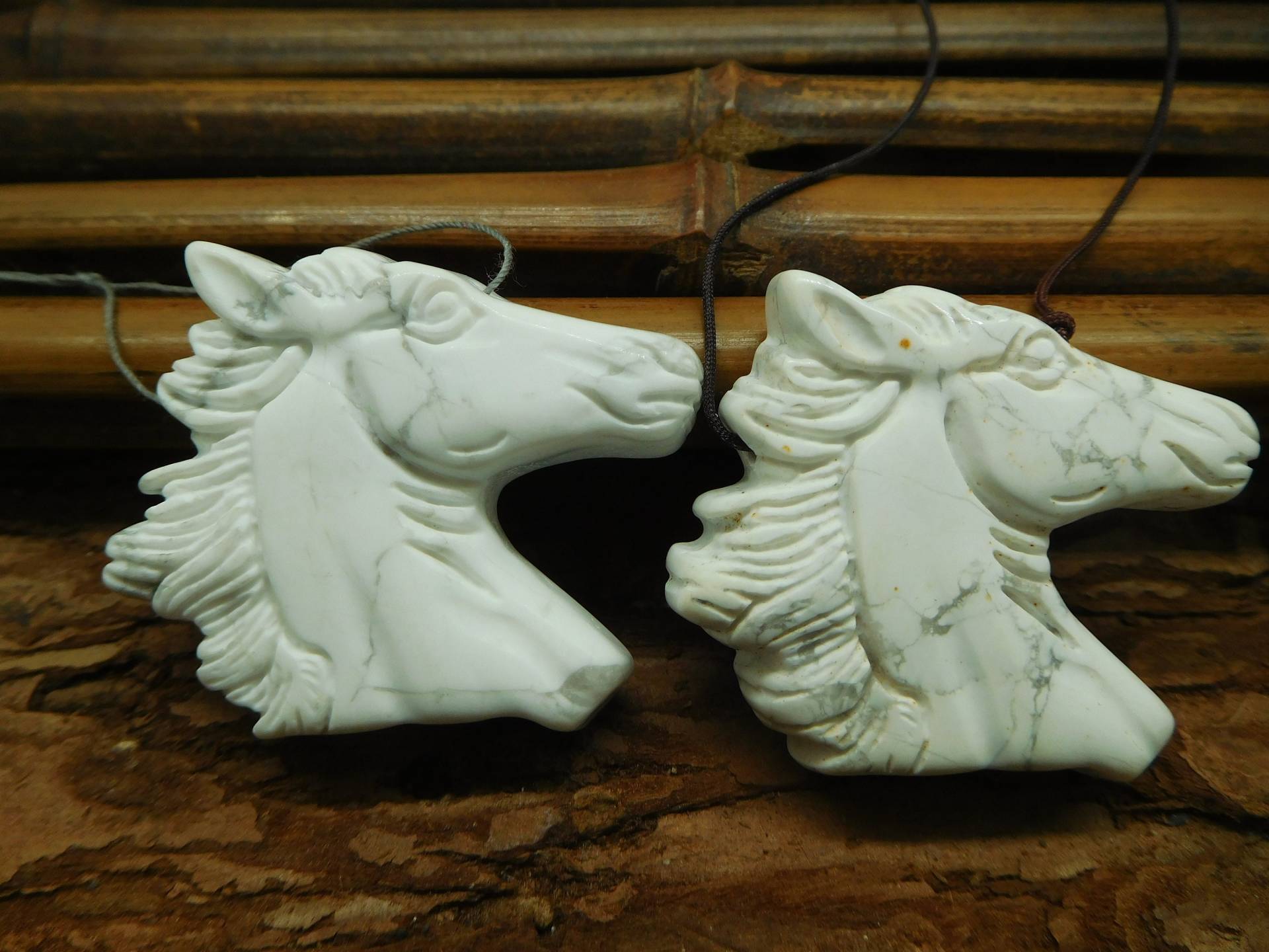 Howlith Schnitzen Pferd Anhänger. Geschenkidee Für Sie. Diy Schmuck Versorgung. Edelstein Perlen. Carving Anhänger | B5220 von CraftStoreGoods