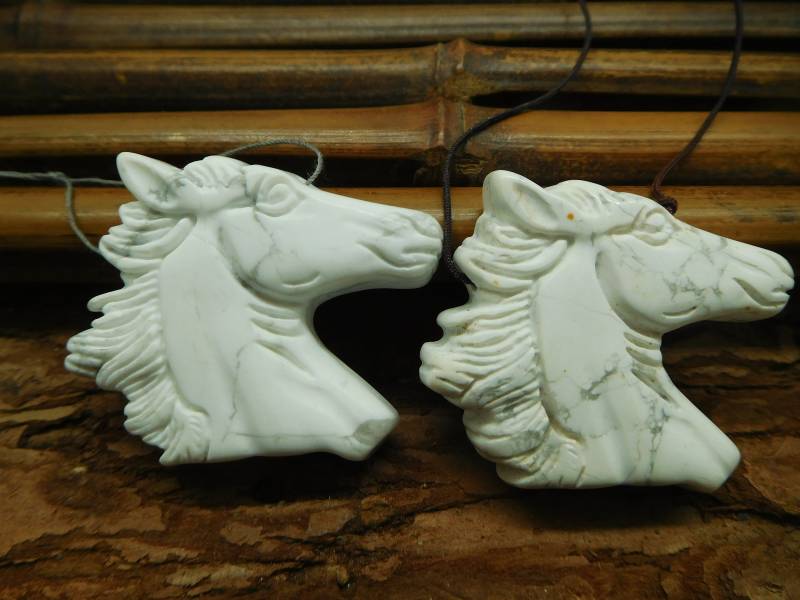 Howlith Schnitzen Pferd Anhänger. Geschenkidee Für Sie. Diy Schmuck Versorgung. Edelstein Perlen. Carving Anhänger | B5220 von CraftStoreGoods